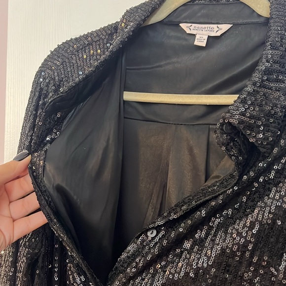 Black button up sequence top with feather wrist - Picture 4 of 5